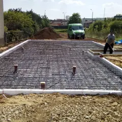 Fundament pod dom drewniany: Ile kosztuje i jak zaoszczędzić?