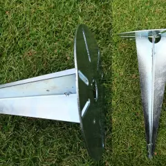 Dwa metalowe kotwy do ziemi na trawie. Sprawdź atrakcyjną kotwy do ziemi cenę!
