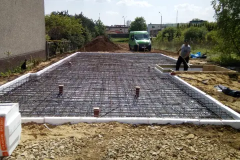Fundament pod dom drewniany: Ile kosztuje i jak zaoszczędzić?