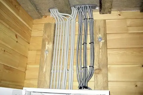 Instalacja elektryczna w domu drewnianym: Bezpieczeństwo krok po kroku