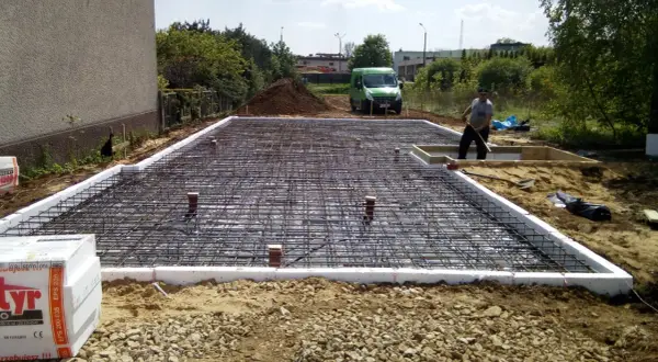 Fundament pod dom drewniany: Ile kosztuje i jak zaoszczędzić?