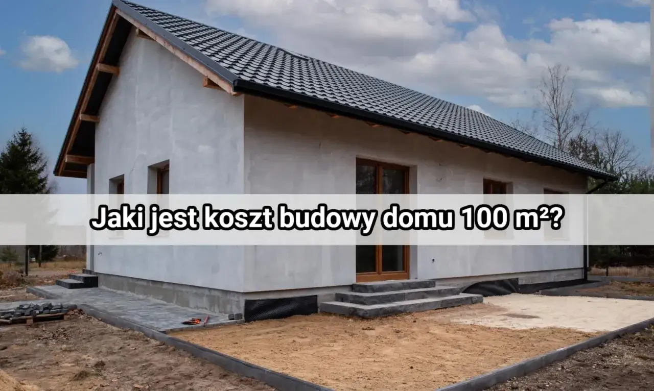 Budowa domu jednorodzinnego 100 m² – poznaj koszty. Szary tynk, ciemny dach, teren budowy.
