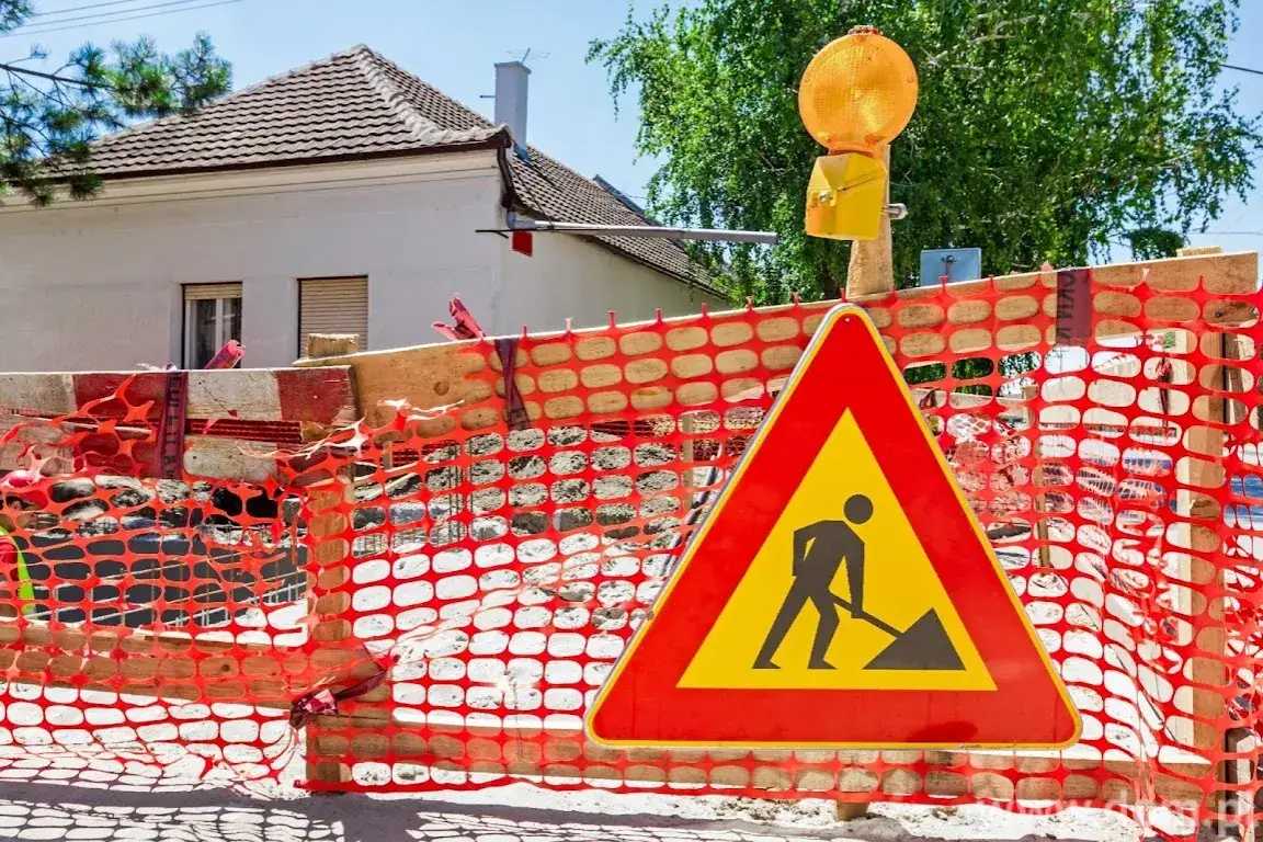 Przygotowanie placu budowy geodeta tablica ogrodzenie