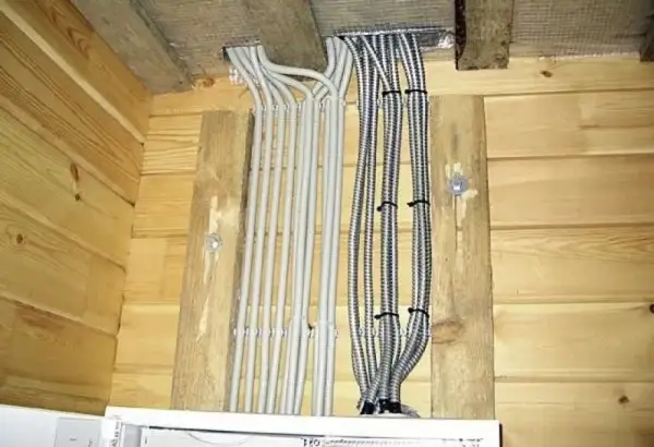 Instalacja elektryczna w domu drewnianym: Bezpieczeństwo krok po kroku